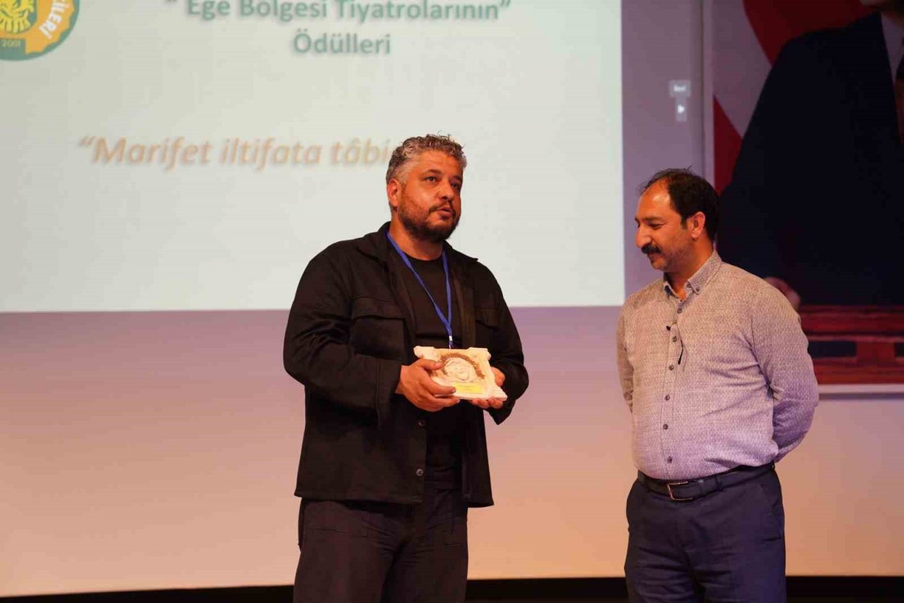 Ayvalık Belediye Tiyatrosu’na iki ödül daha geldi