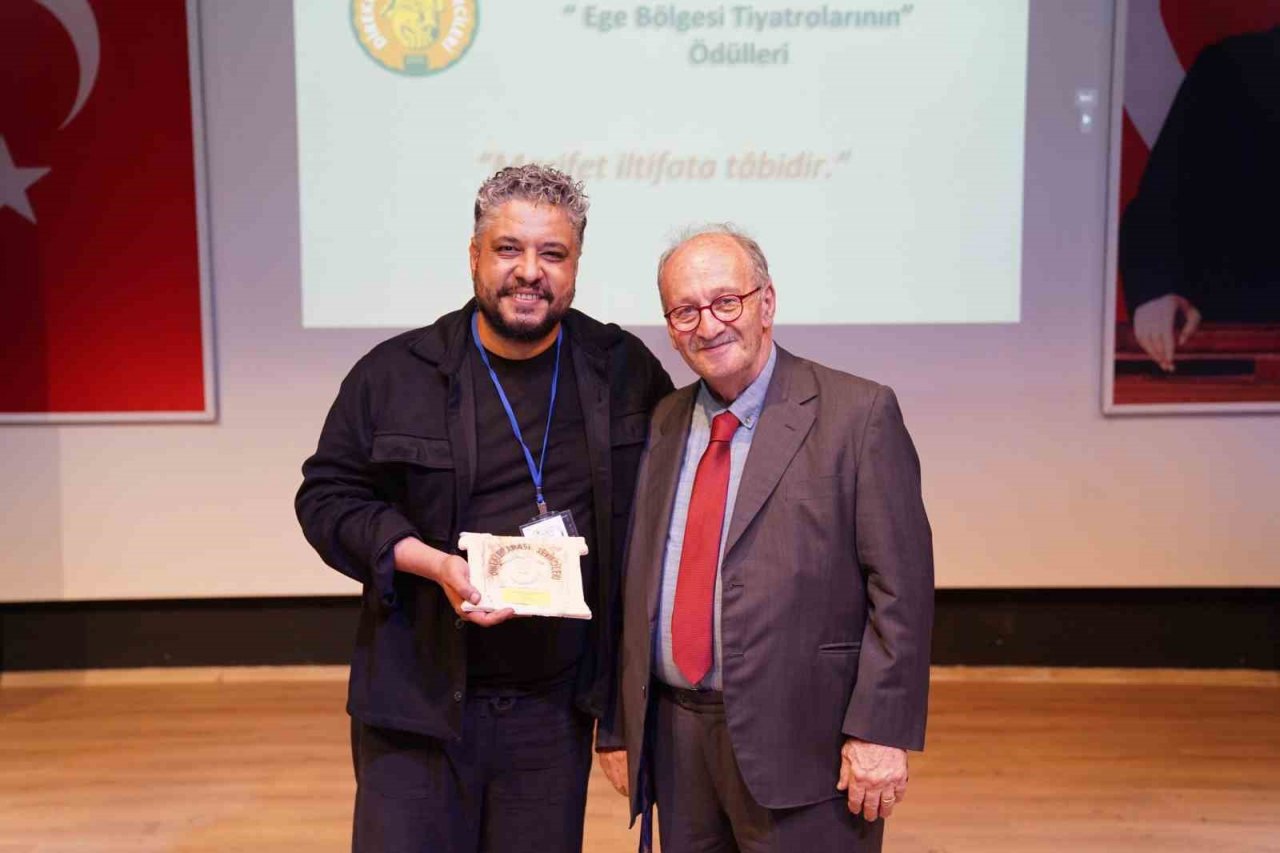 Ayvalık Belediye Tiyatrosu’na iki ödül daha geldi