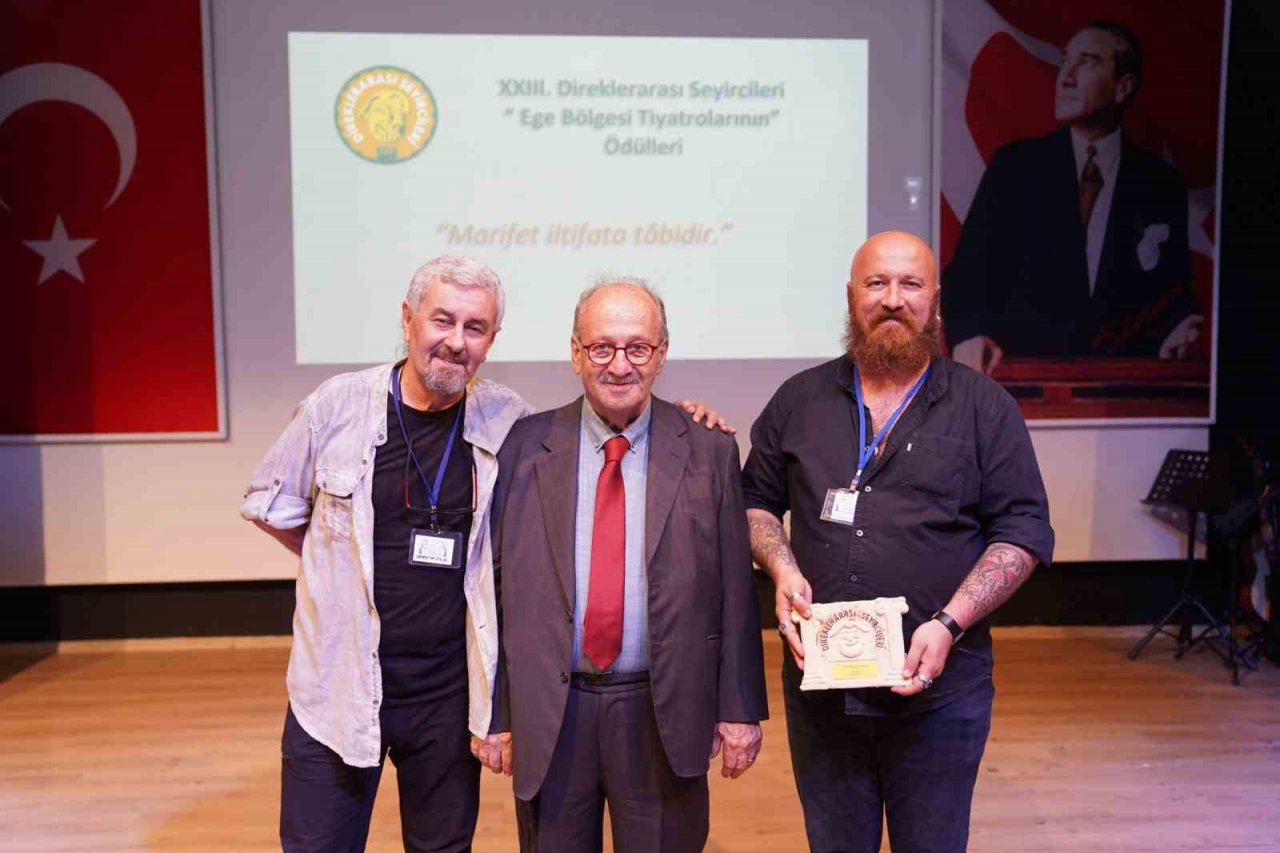 Ayvalık Belediye Tiyatrosu’na iki ödül daha geldi