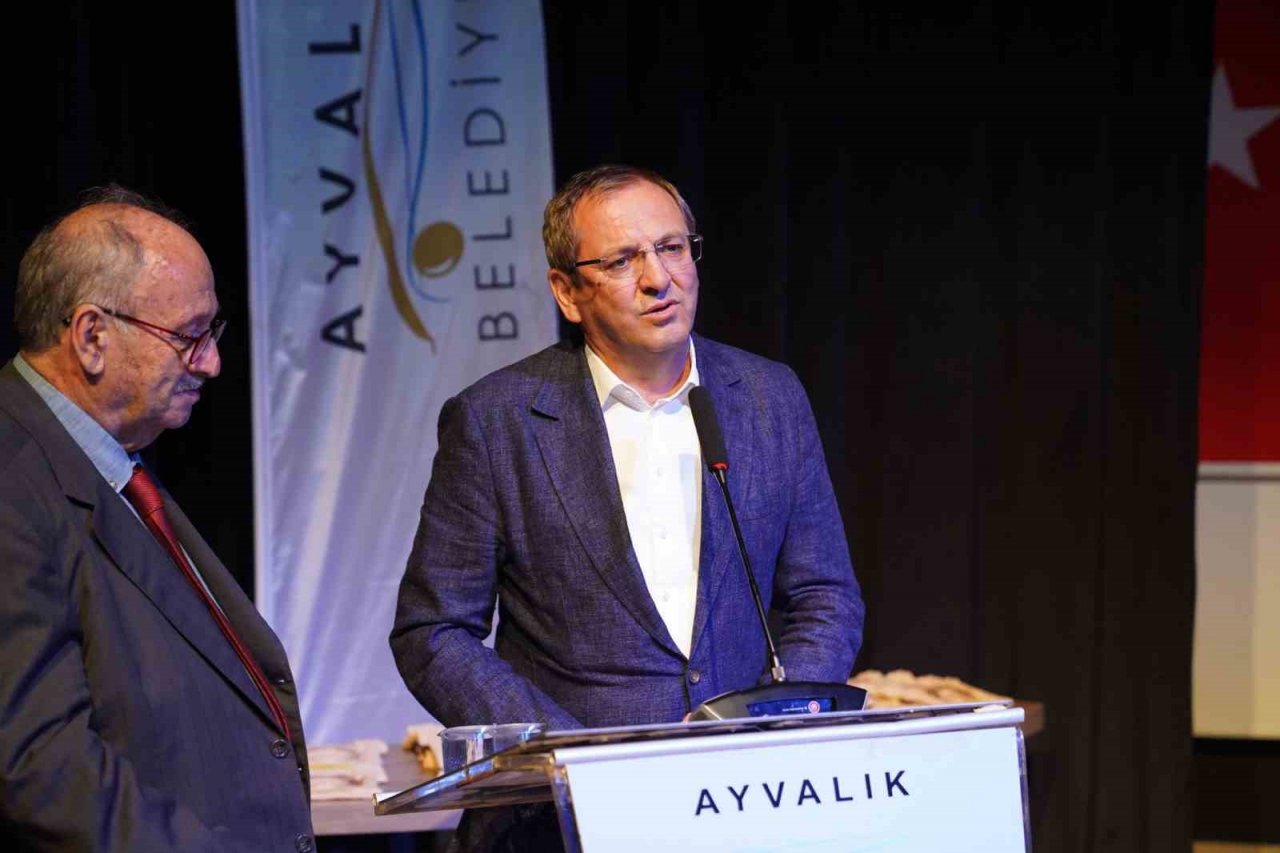 Ayvalık Belediye Tiyatrosu’na iki ödül daha geldi