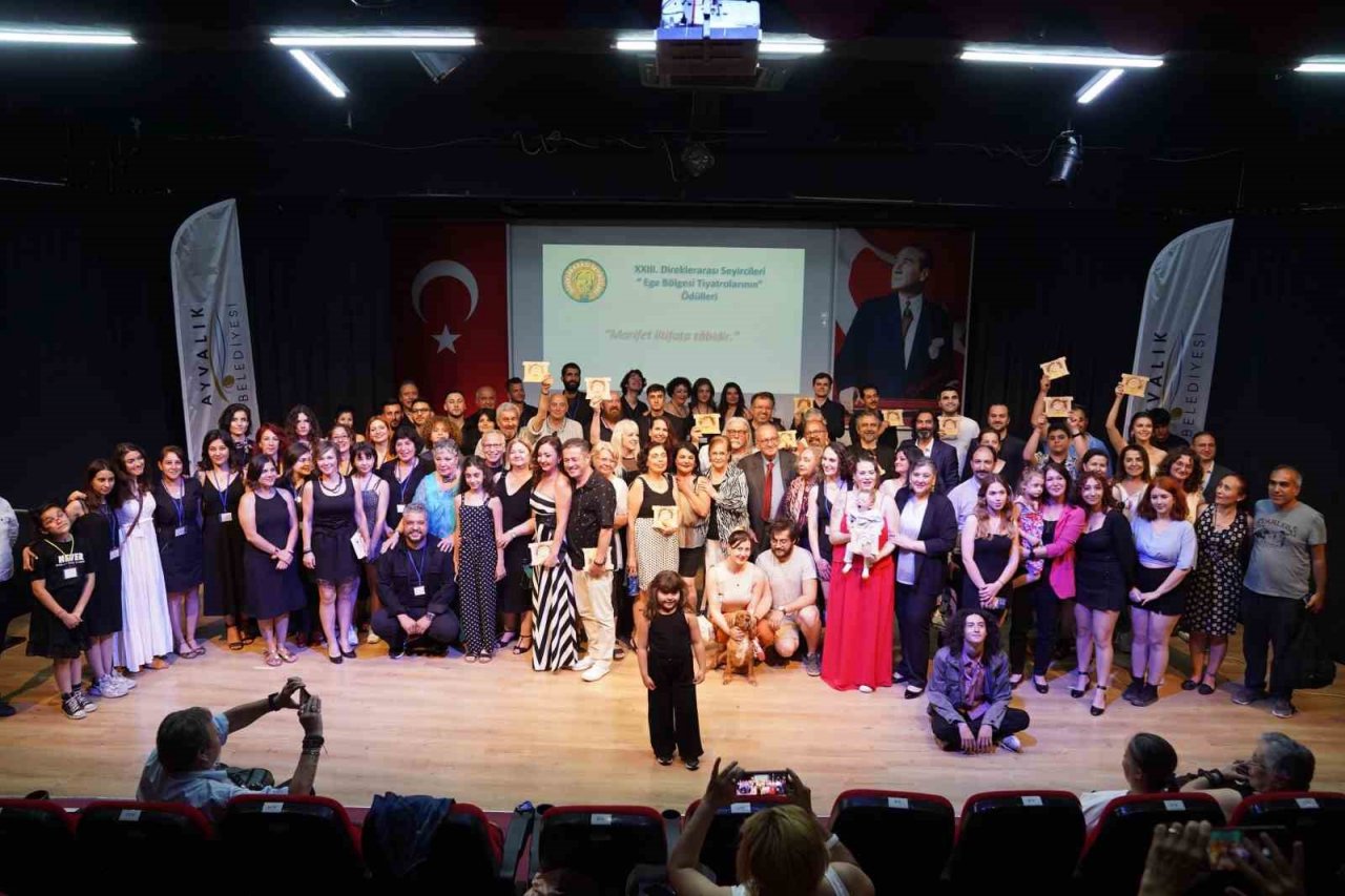 Ayvalık Belediye Tiyatrosu’na iki ödül daha geldi