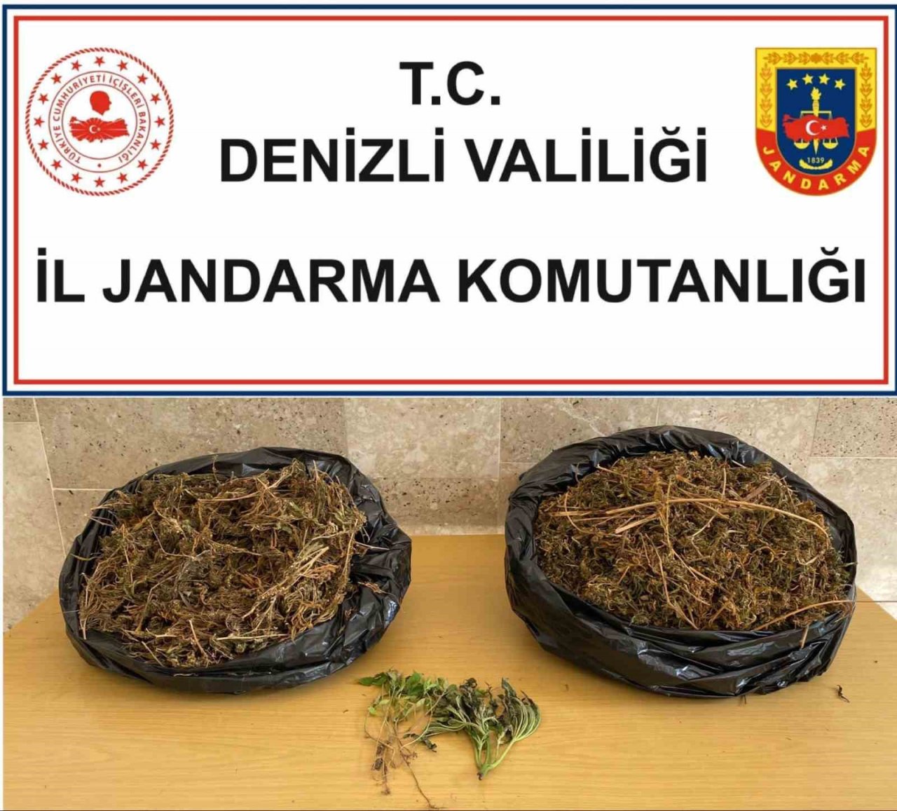 Jandarma korkusundan yüzündeki beni aldırdı
