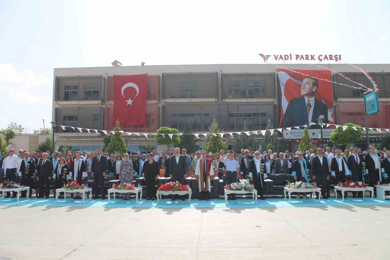 Batman Üniversitesi mezunları törenle uğurlandı