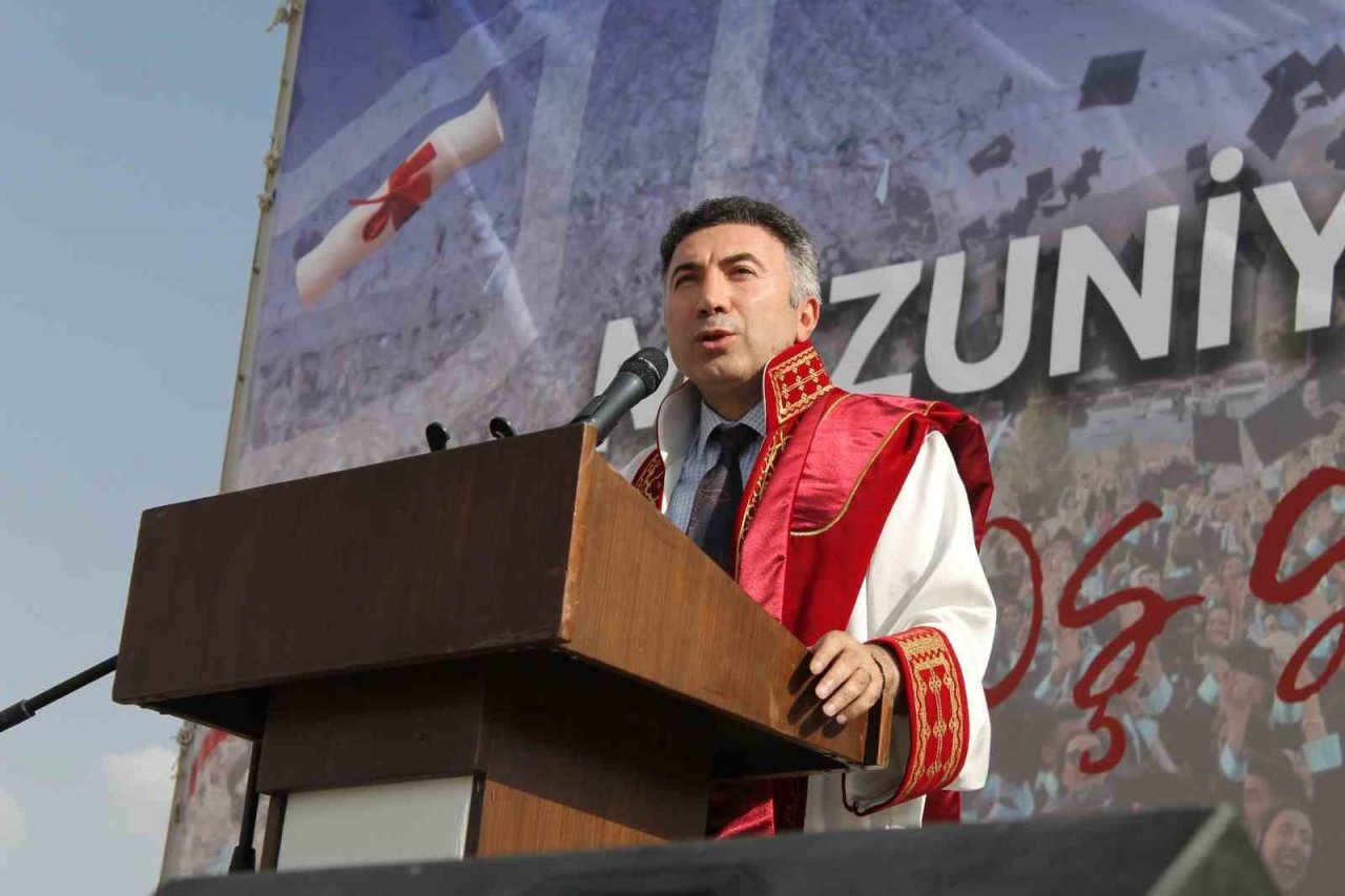 Batman Üniversitesi mezunları törenle uğurlandı