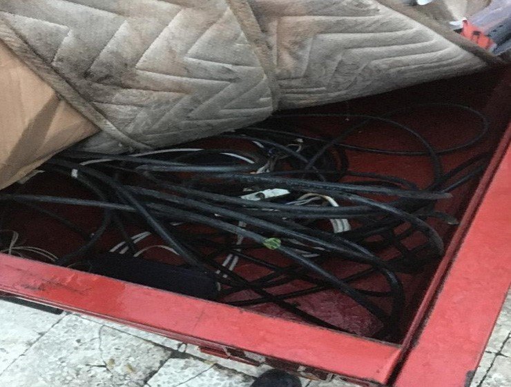 Parktaki aydınlatma direklerini ve kabloları çalan hırsız yakayı ele verdi