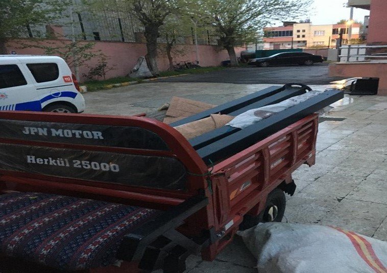 Parktaki aydınlatma direklerini ve kabloları çalan hırsız yakayı ele verdi