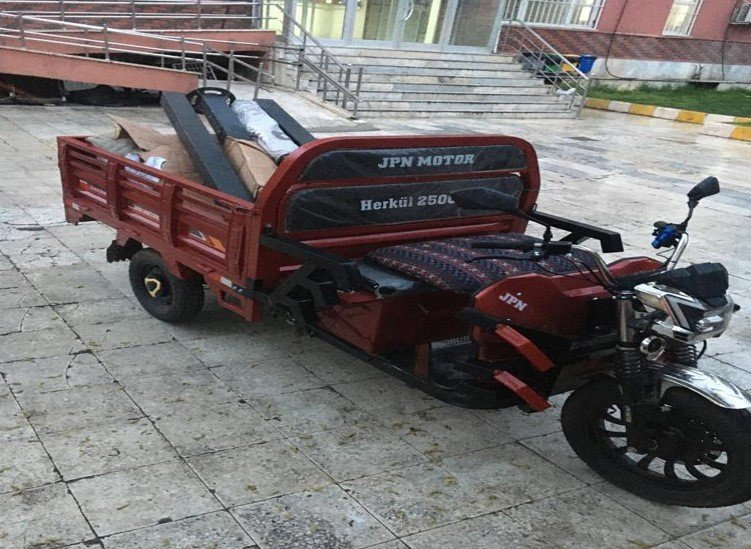 Parktaki aydınlatma direklerini ve kabloları çalan hırsız yakayı ele verdi