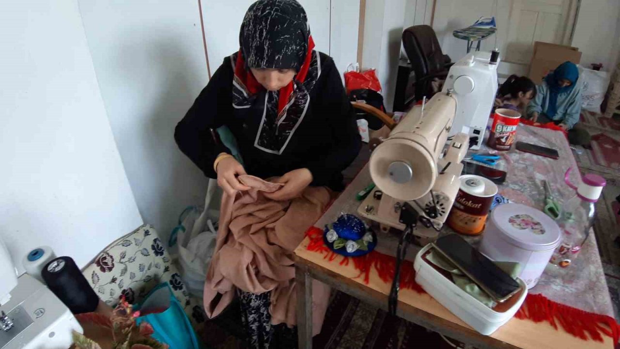 6 ay önce başladıkları kursta uzmanlaştılar: Kendi kıyafetlerini dikiyorlar