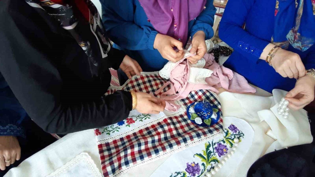 6 ay önce başladıkları kursta uzmanlaştılar: Kendi kıyafetlerini dikiyorlar