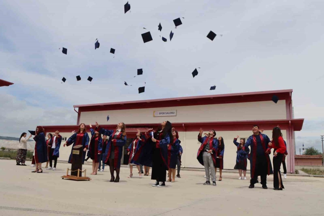 Bor’un başkenti Kırka’da mezuniyet sevinci