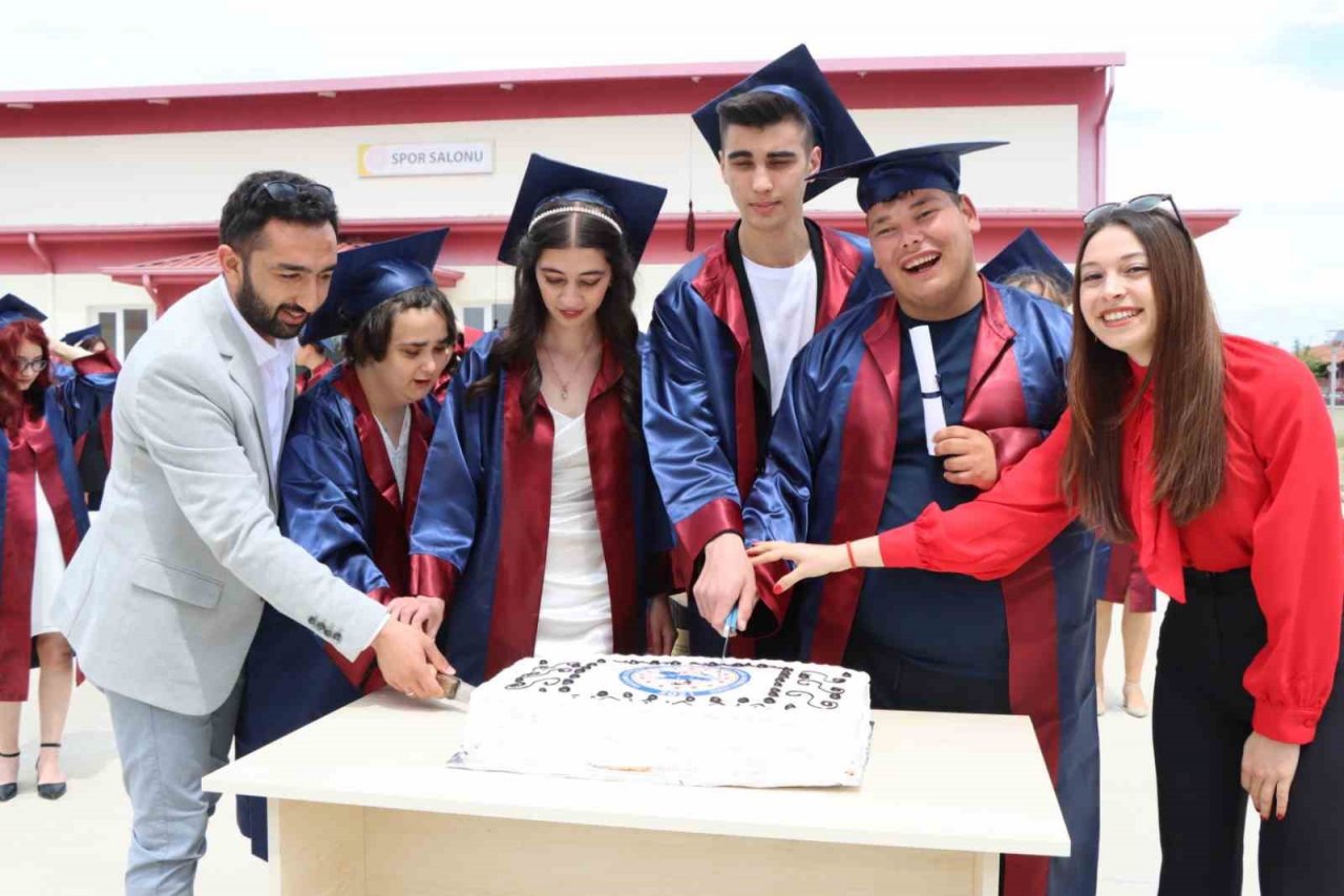 Bor’un başkenti Kırka’da mezuniyet sevinci