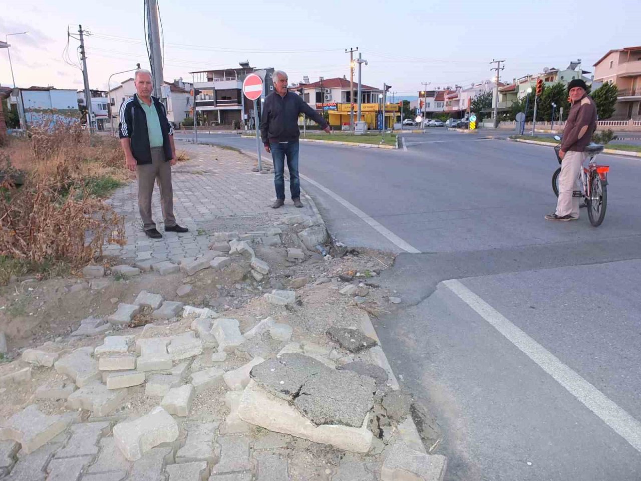 Burhaniye’de bozuk kaldırım kazaya davetiye çıkarıyor