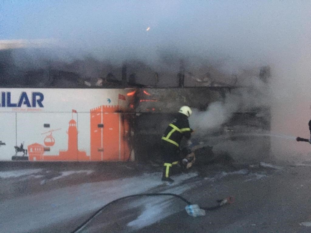 Burdur’da seyir halindeki yolcu otobüsü tamamen yandı
