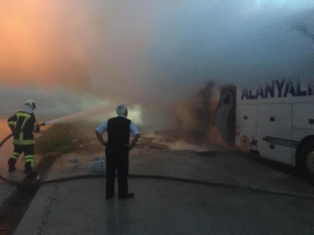 Burdur’da seyir halindeki yolcu otobüsü tamamen yandı