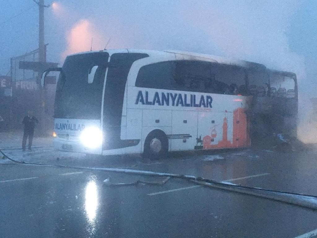 Burdur’da seyir halindeki yolcu otobüsü tamamen yandı