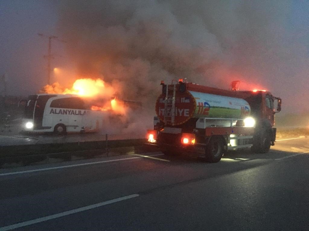 Burdur’da seyir halindeki yolcu otobüsü tamamen yandı