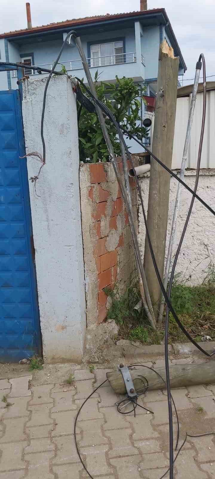 Direğe çarpan tır evleri internetsiz bıraktı