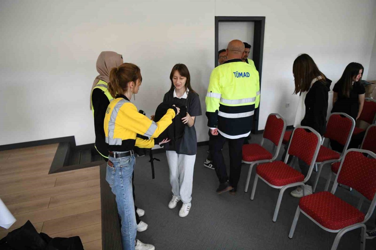 Lise öğrencilerine deprem çantası