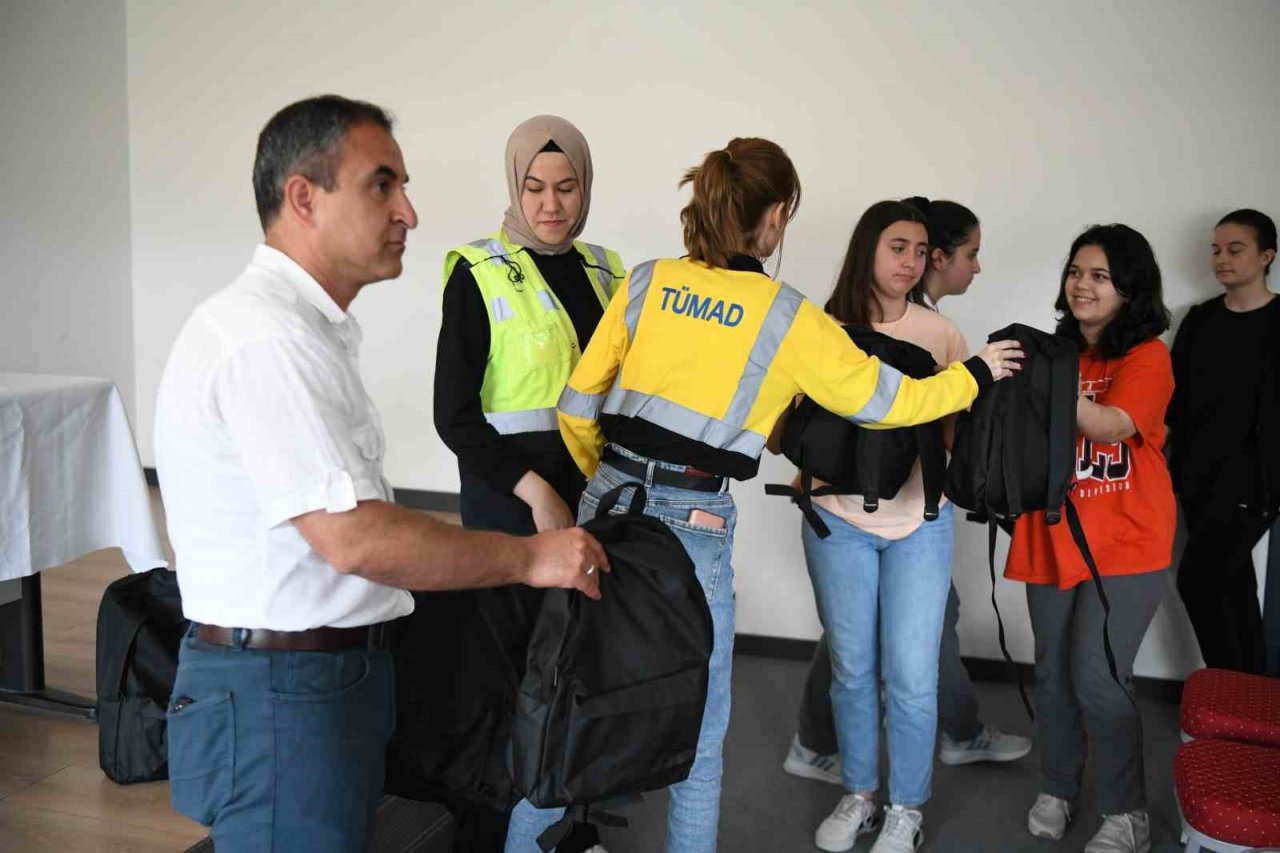 Lise öğrencilerine deprem çantası