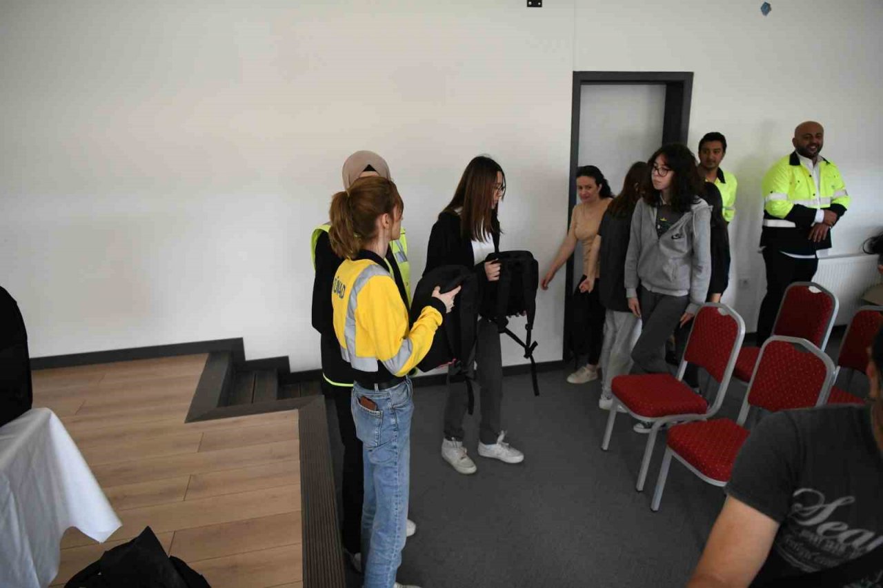 Lise öğrencilerine deprem çantası