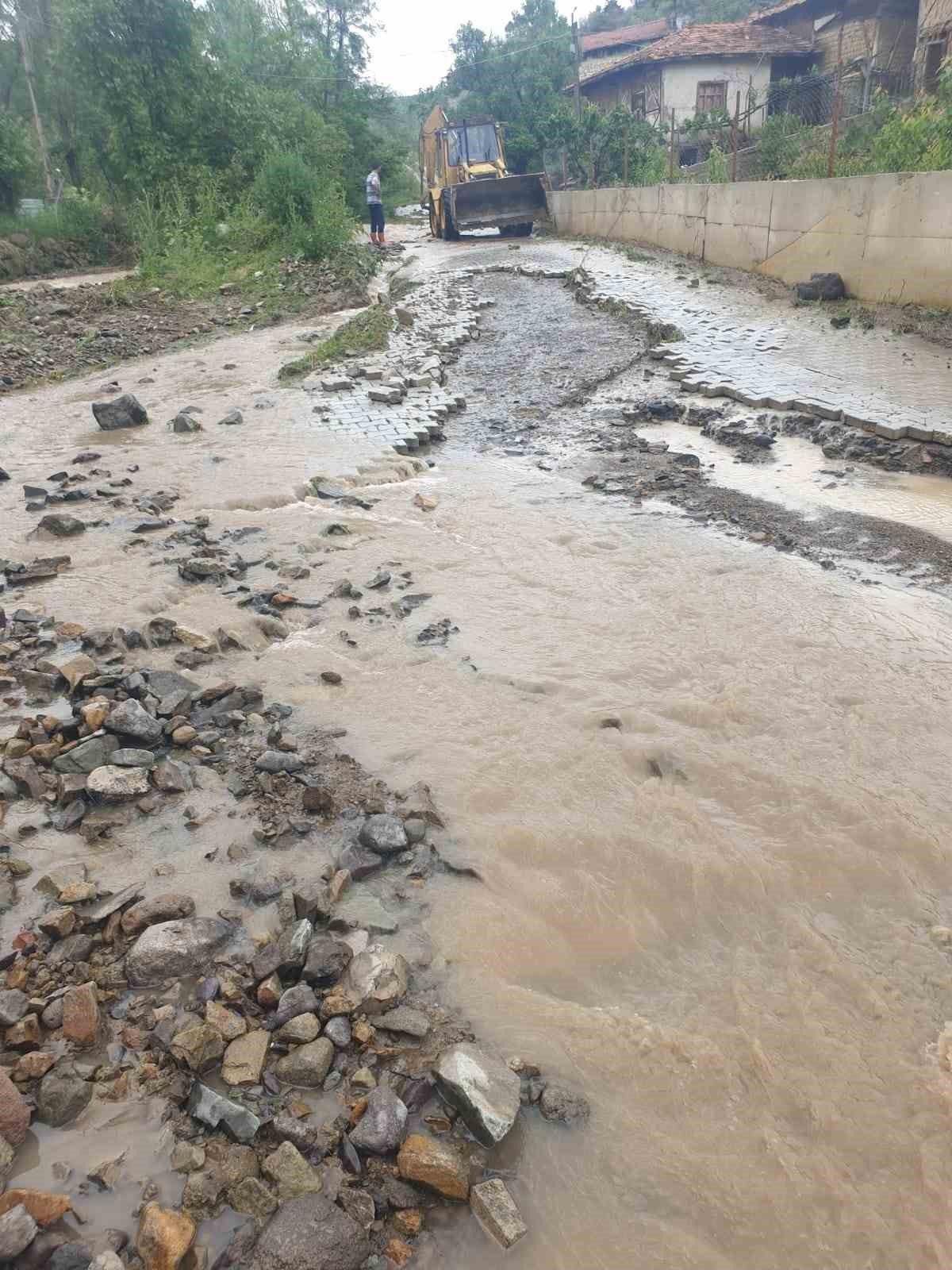 Sel kaldırım taşlarını yerinden söktü