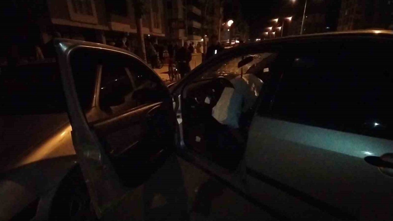 Kontrolden çıkan araç park halindeki otomobillere çarptı