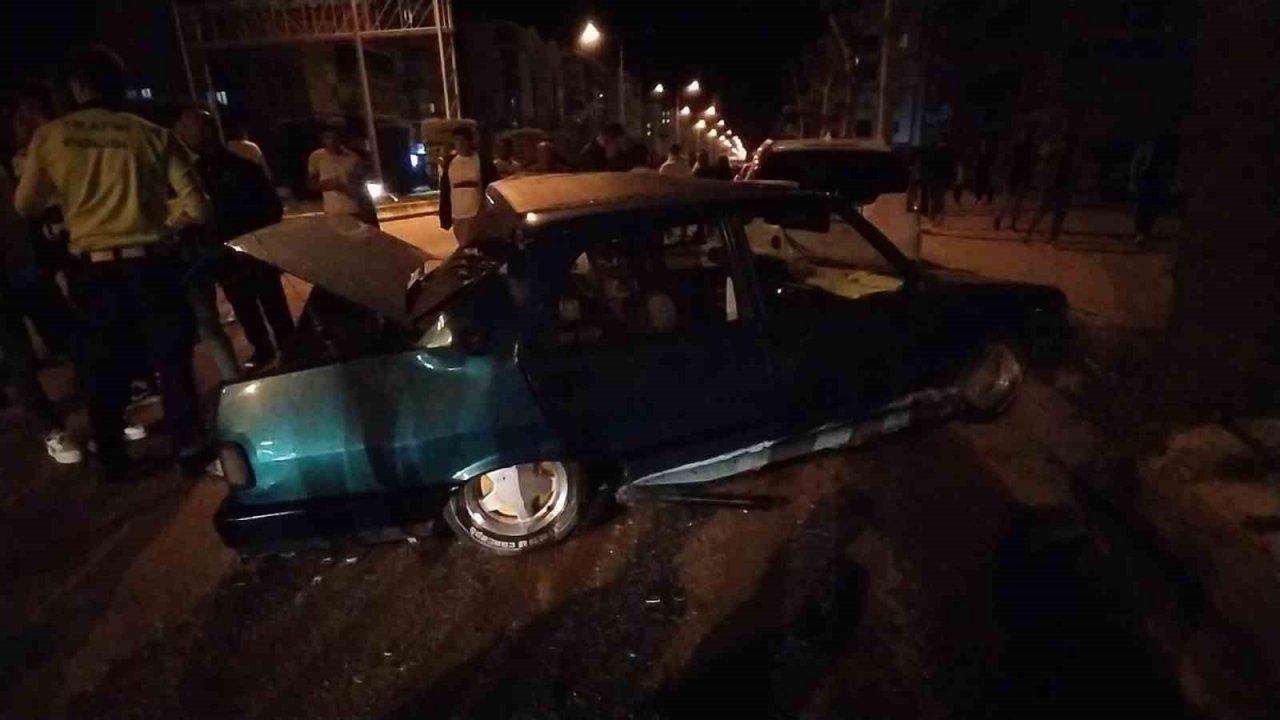 Kontrolden çıkan araç park halindeki otomobillere çarptı