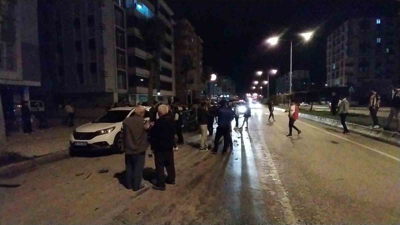 Kontrolden çıkan araç park halindeki otomobillere çarptı