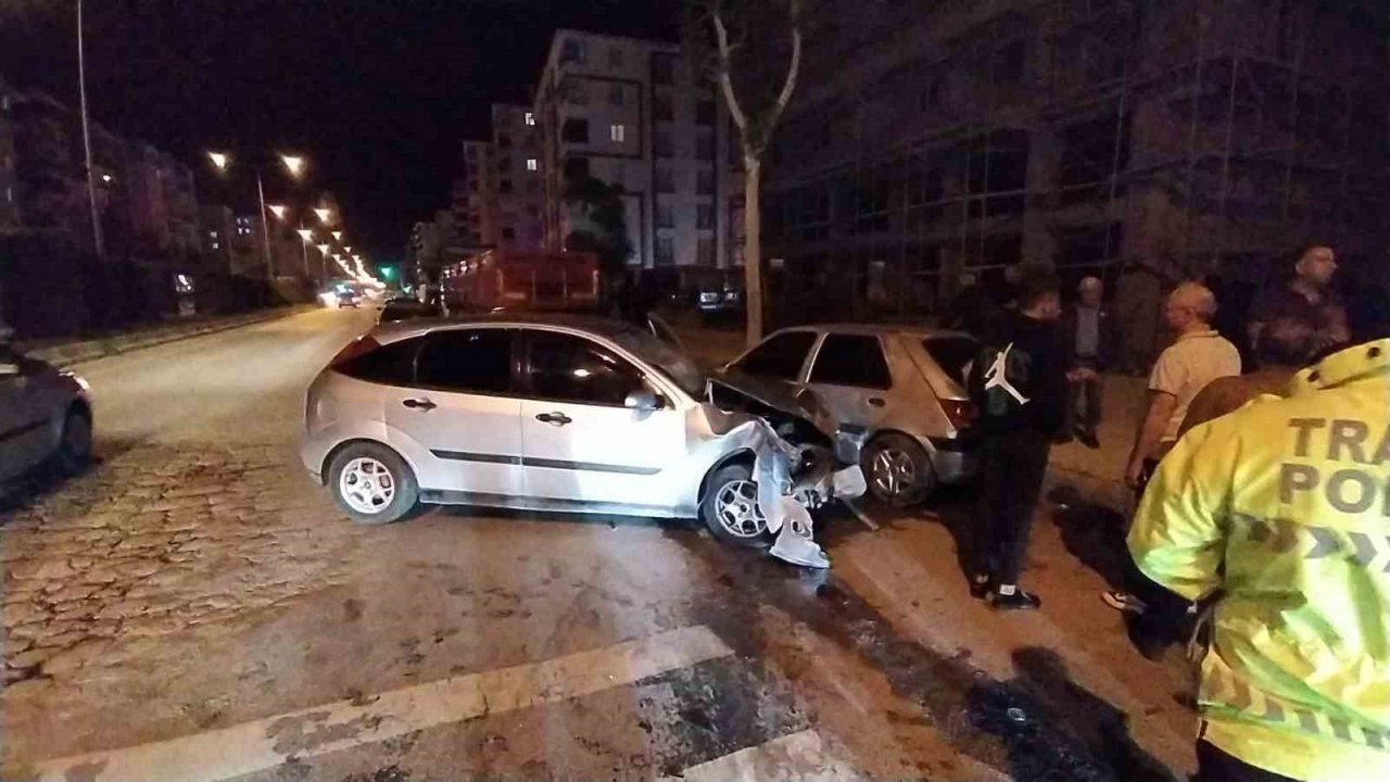 Kontrolden çıkan araç park halindeki otomobillere çarptı