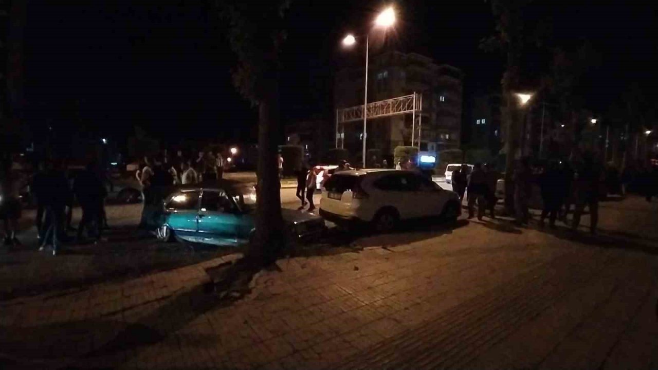 Kontrolden çıkan araç park halindeki otomobillere çarptı