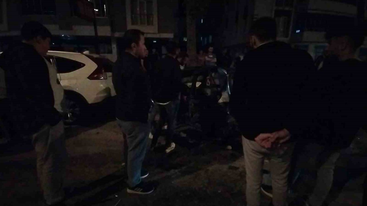 Kontrolden çıkan araç park halindeki otomobillere çarptı