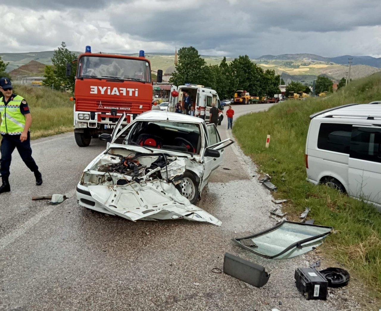 Otomobil ve minibüs çarpıştı: 3 yaralı