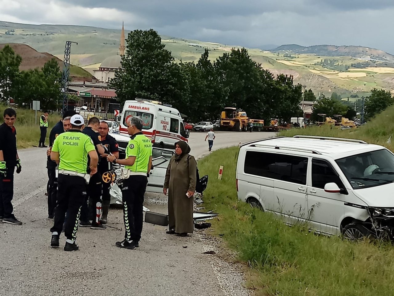 Otomobil ve minibüs çarpıştı: 3 yaralı