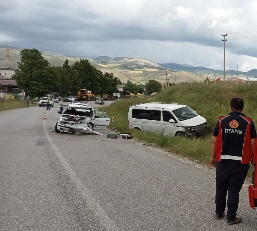 Otomobil ve minibüs çarpıştı: 3 yaralı