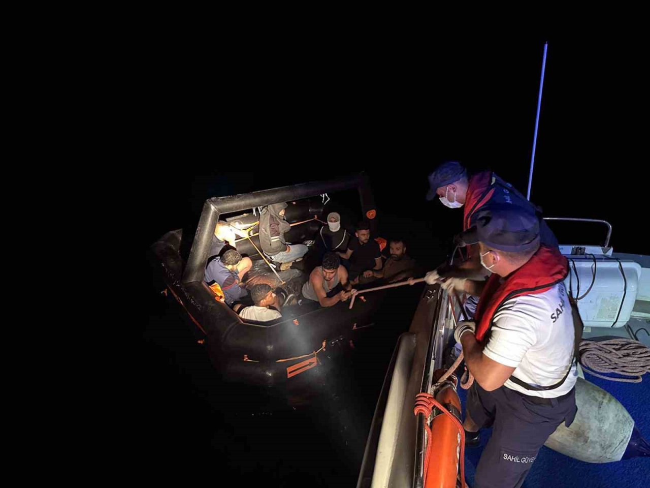 Datça’da 34 göçmen kurtarıldı, 17 göçmen yakalandı