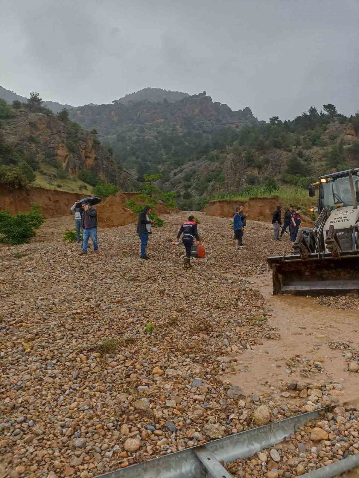 Denizli’de selin getirdiği çamur yoldan geçen araçları yuttu: 1 ölü