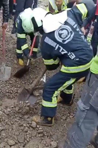 Denizli’de selin getirdiği çamur yoldan geçen araçları yuttu: 1 ölü