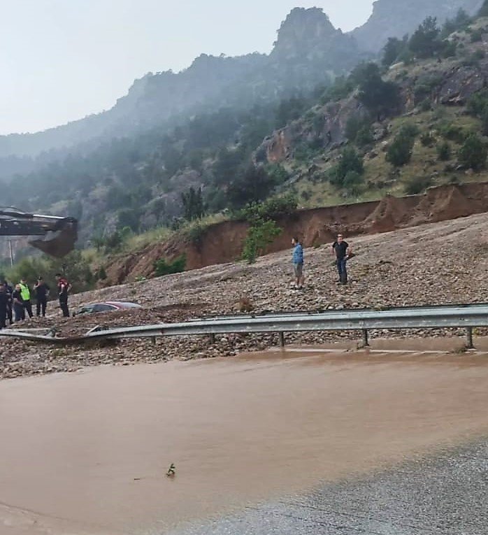 Denizli’de selin getirdiği çamur yoldan geçen araçları yuttu: 1 ölü