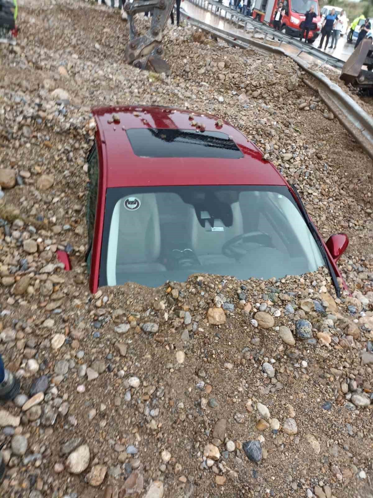 Denizli’de selin getirdiği çamur yoldan geçen araçları yuttu: 1 ölü