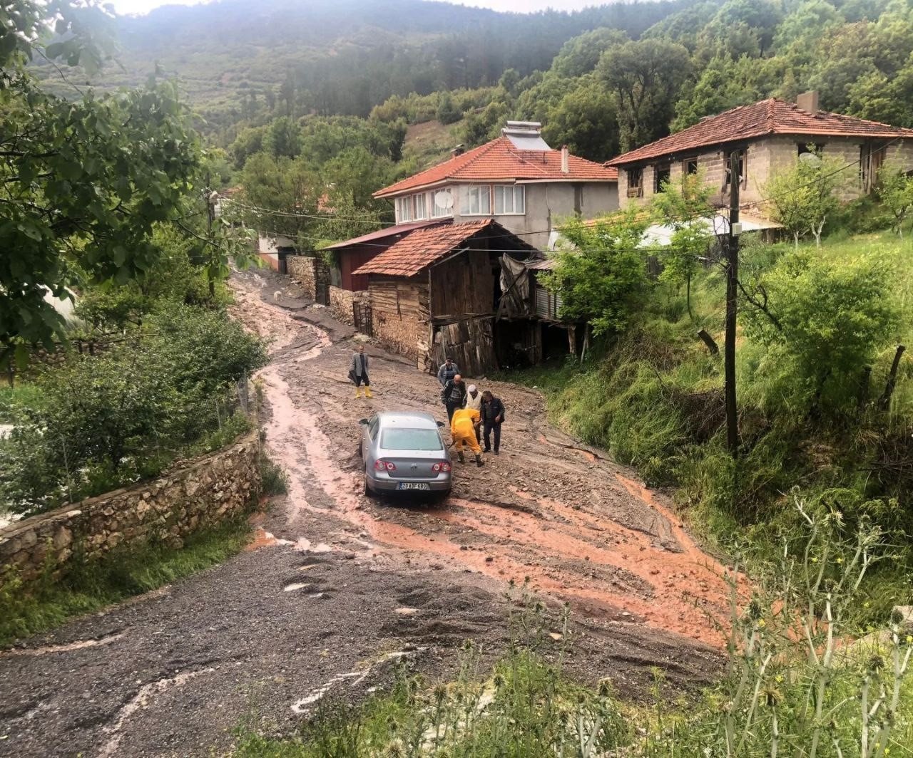 Sel Çameli’nin iki mahallesini vurdu