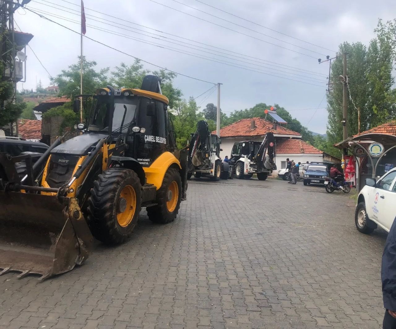 Sel Çameli’nin iki mahallesini vurdu