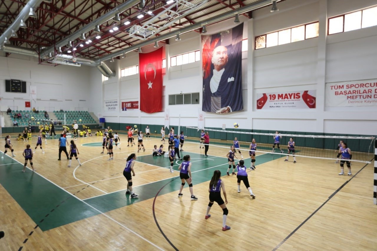 Derince’de voleybol şenliği başladı
