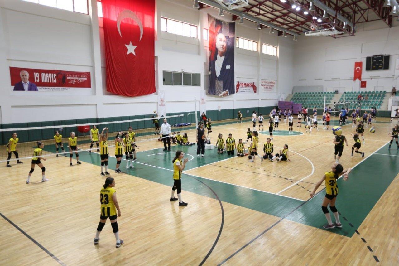 Derince’de voleybol şenliği başladı