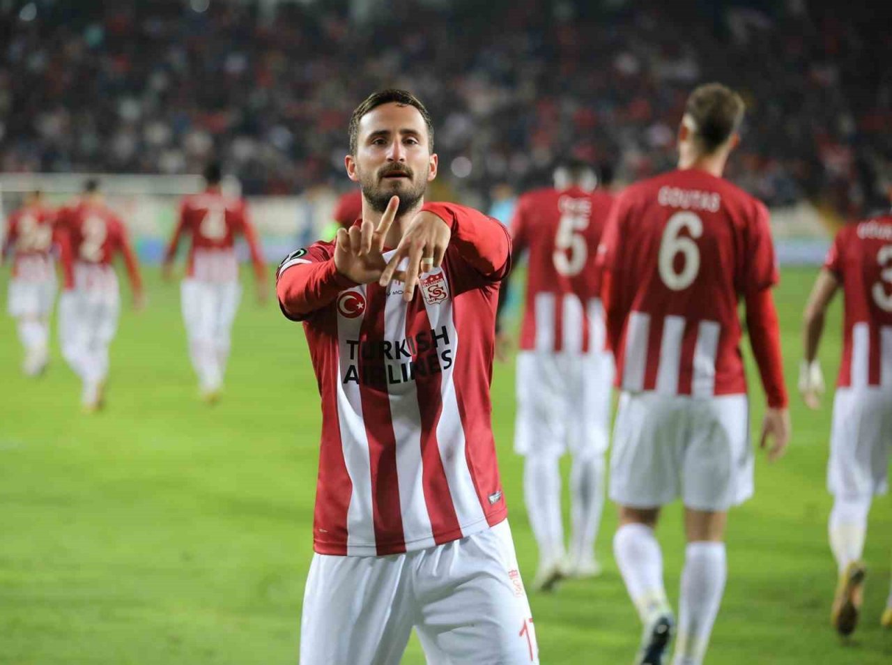 UEFA Konferans Ligi’nde en güzel gol Sivassporlu Erdoğan Yeşilyurt’tan