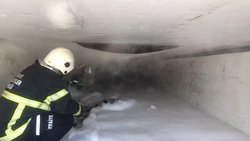 Amasya’da mangal kömürü yüklü tırda çıkan yangını itfaiye söndürdü
