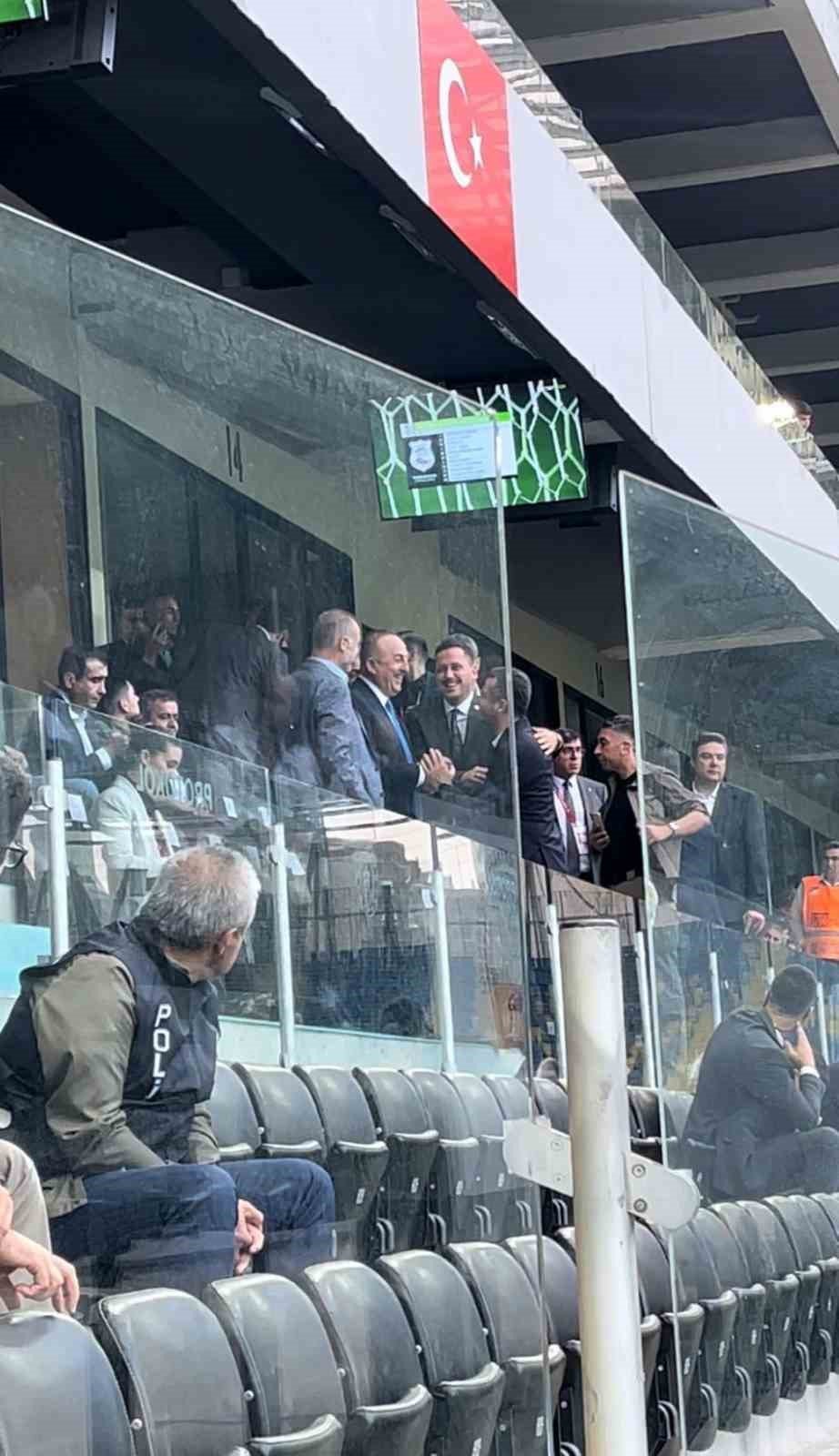 Eski bakan Çavuşoğlu play-off final maçını takip etti