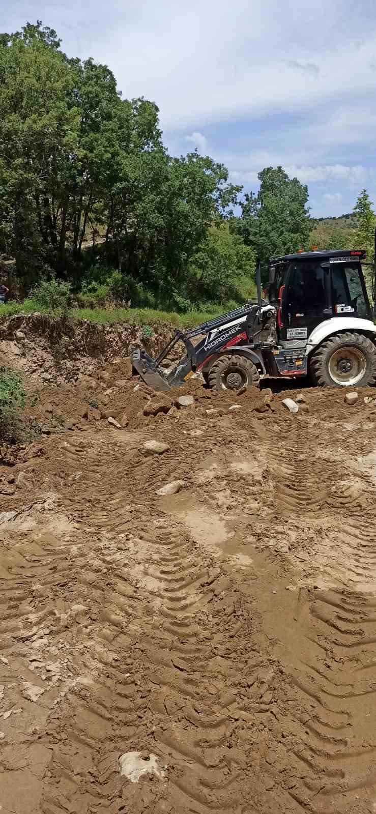 Eşme’de selden zarar gören yollar temizlendi