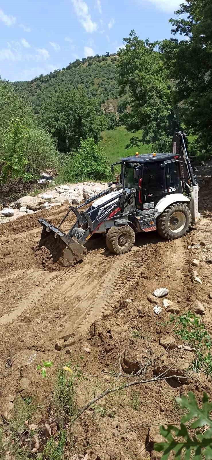 Eşme’de selden zarar gören yollar temizlendi