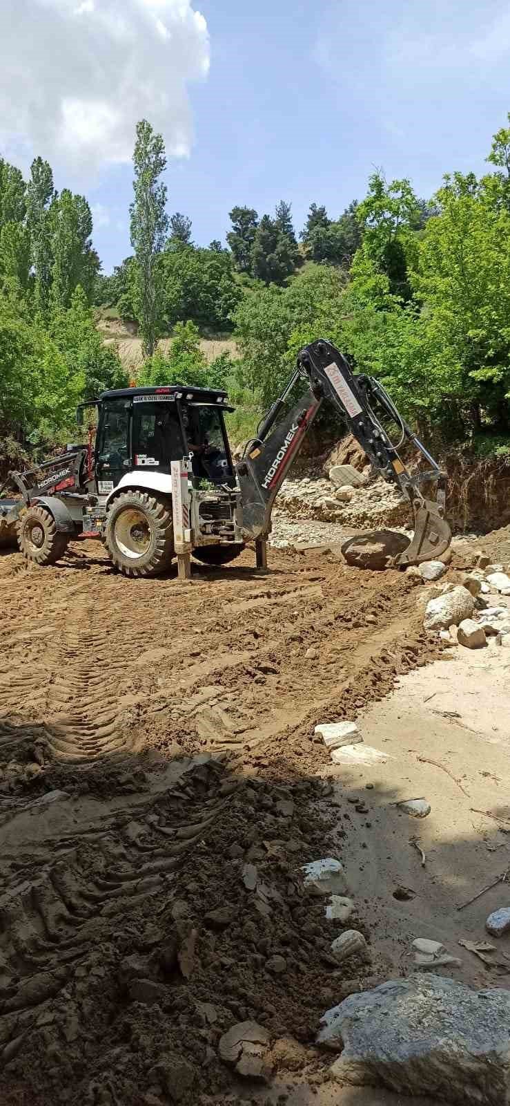 Eşme’de selden zarar gören yollar temizlendi