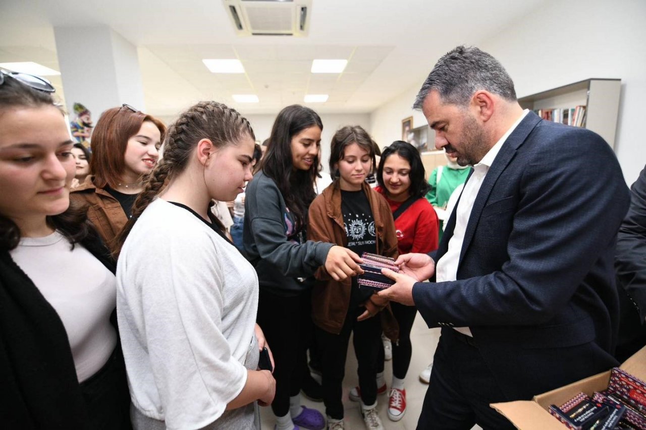 Ertuğrul Başkan’dan kamp dönüşü genç kampçılara hediye